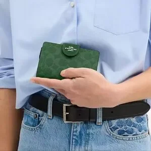 【COACH】Medium Corner Zip Wallet /Bright Jade NWT Coach women's Medium Corner Zip Wallet Crossgrain